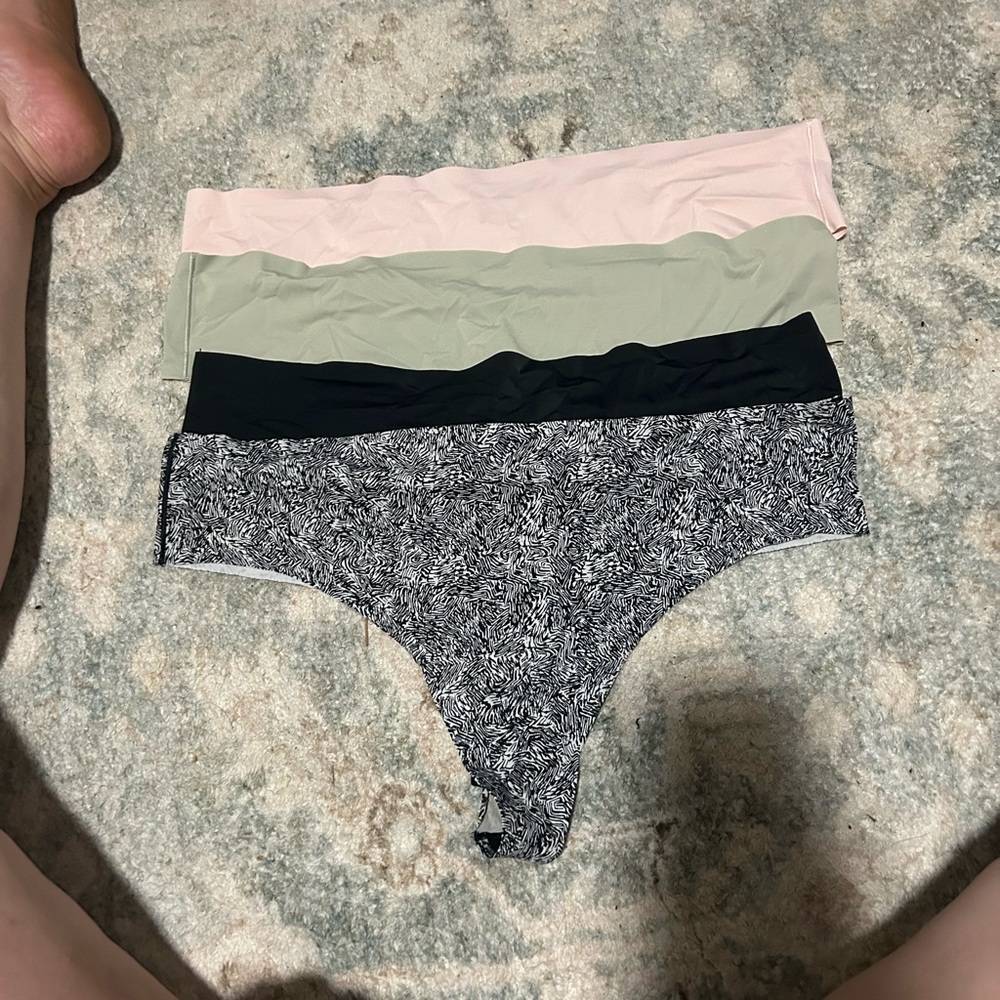Lululemon Women’s Thongs  (4 pack)